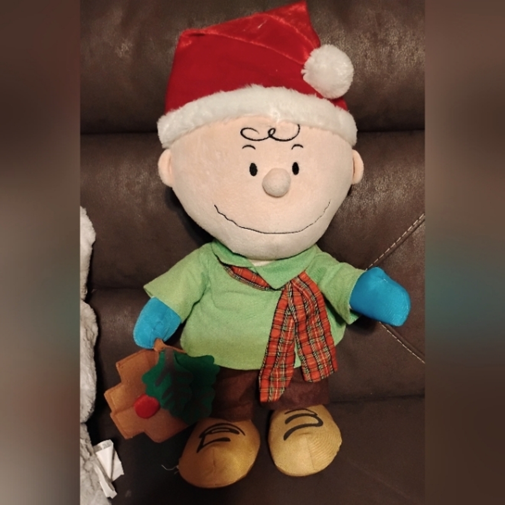 2014- Peanuts, Charlie Brown Christmas Decor. With tree 21" Tall